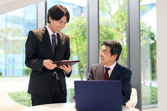 部下に仕事のアドバイスをする上司