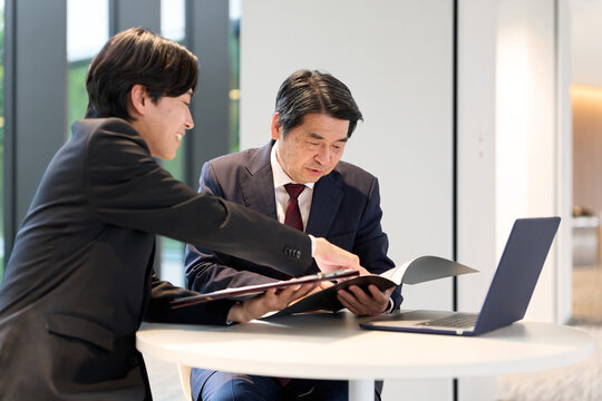 部下に仕事のアドバイスをする上司
