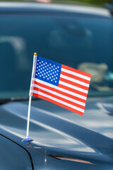 Fototapeta premium bandierina USA su automobile SUV nero