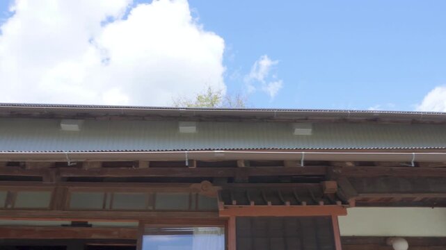 田舎の古民家と青空