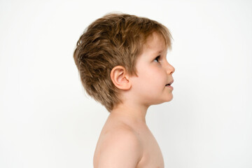 Profile of a young child with short, light brown hair on white background. © Rawpixel.com