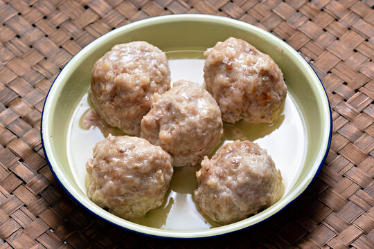 chinese steamed pork meatballs