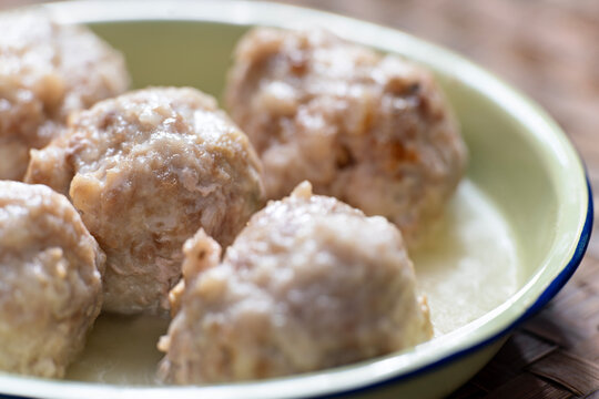 chinese steamed pork meatballs