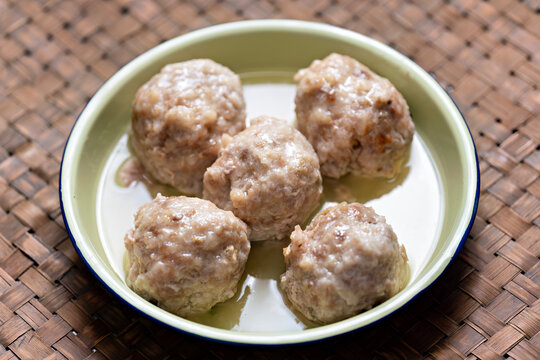 chinese steamed pork meatballs
