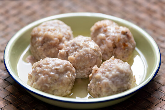 chinese steamed pork meatballs
