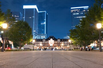 ライトアップされた東京駅丸の内駅舎と高層ビルが輝く夜景   Illuminated Tokyo Station Marunouchi Building with glowing modern skyscrapers at night  © 拓也 山並
