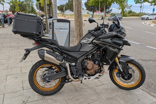 Vista lateral de moto trail adventure Voge 625 DSX con ba&uacute;l trasero, estacionada en Madrid, Espa&ntilde;a, 15 de mayo de 2026