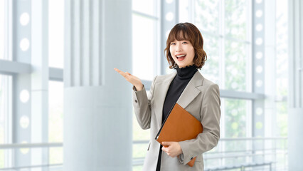 Fototapeta premium 案内をする笑顔の女性・ビジネスウーマン, Smiling Businesswoman Providing Guidance