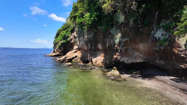 無人島の猿島で撮影した透明な海