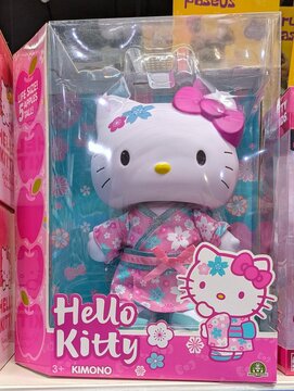 Mu&ntilde;eca de Hello Kitty Kimono, en jugueter&iacute;a Toy Planet en Madrid, Espa&ntilde;a, 15 de mayo de 2026