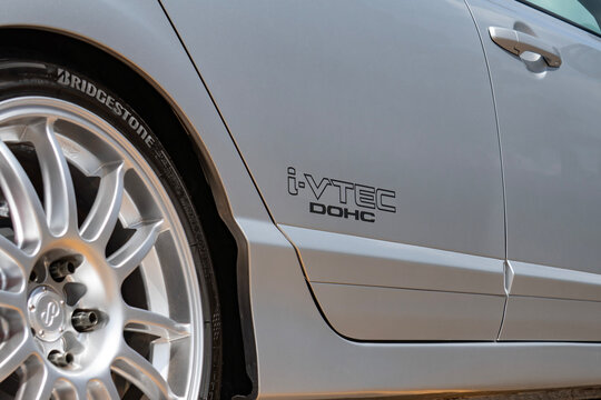Silver Honda Civic Si side panel decal, performance sports sedan engine branding detail