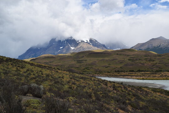 O Parque Nacional Torres del Paine, na Patag&ocirc;nia Chilena, &eacute; famoso por seus maci&ccedil;os gran&iacute;ticos, lagos glaciais e trekkings de n&iacute;vel mundial.