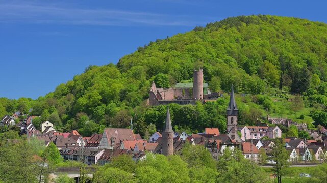 Ein historische Stadt mit einem beeindruckenden Schloss, Burgruine Scherenburg, Gem&uuml;nden am Main, Landkreis Main-Spessart, Spessart, Mainfranken, Unterfranken, Bayern, Deutschland