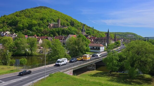 Ein historische Stadt mit einem beeindruckenden Schloss, Burgruine Scherenburg, Gem&uuml;nden am Main, Landkreis Main-Spessart, Spessart, Mainfranken, Unterfranken, Bayern, Deutschland