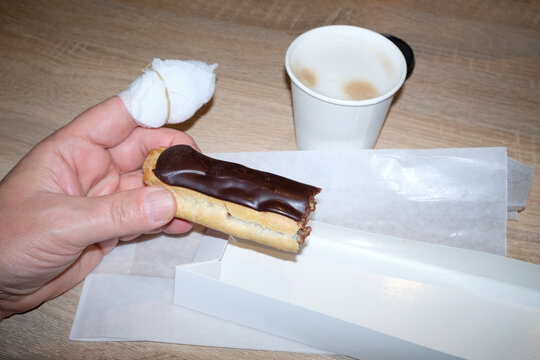 Finger, &Eacute;clair and Cappuccino