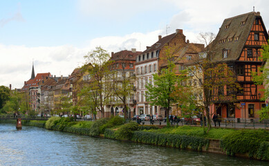Obraz premium Casas y árboles junto al río Ill en Estrasburgo, Alsacia, Francia
