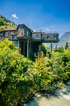 La maison sur pilotis abandonn&eacute;e Pavillon Keller le long de la Romanche dans l'Is&egrave;re en France