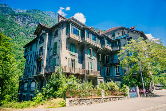 La maison sur pilotis abandonn&eacute;e Pavillon Keller le long de la Romanche dans l'Is&egrave;re en France