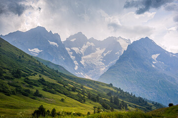 Fototapeta premium Paysage de montagnes sur la route du Col du Lautaret dans les Hautes-Alpe en France