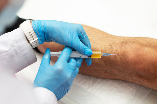 Treatment of joints with plasma. Knee joint. Patient's own biomaterial. Doctor injects plasma into patient's knee. Treatment of joint pain without surgery. Latest methods of joint treatment