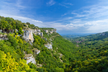 Autoire valley landscape with cliffs and green trees © Richard Semik
