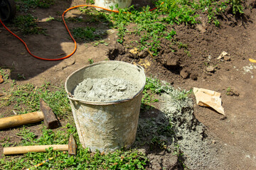 Ведро с цементом и молотки.A bucket of cement and hammers. © ihtiandr73