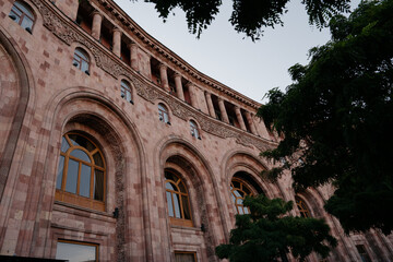 Obraz premium Freedom Square in Yerevan features pink tuff buildings under the evening sky