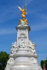 Obraz premium Queen Victoria Monument Outside Buckingham Palace in London City, England 