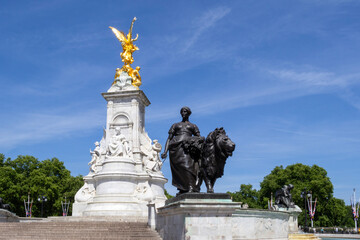 Obraz premium The Monument of Queen Victoria outside Buckingham Palace 