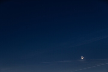 Mond und Venus mit Kondensstreifen © Henrik
