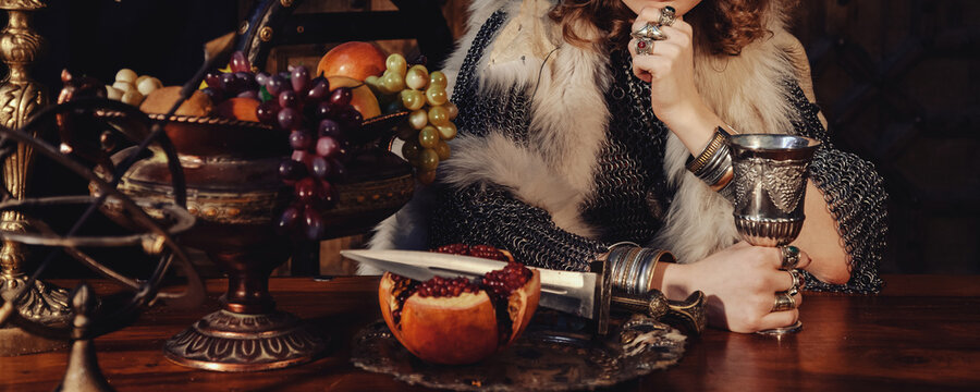 Exploring the Rich Flavors and Elegance of a Medieval Feast Inside a Grand Castle