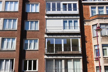 Fototapeta premium Des immeubles dans un quartier calme entre Forest et Uccle à Bruxelles
