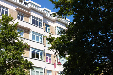 Obraz premium Des immeubles dans un quartier calme entre Forest et Uccle à Bruxelles