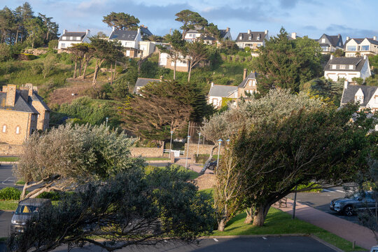 Visit og Trestraou Beach in Perros-Guirec is wide, family-friendly sandy bay on the Pink Granite Coast, framed by rounded pink granite boulders and villa houses.