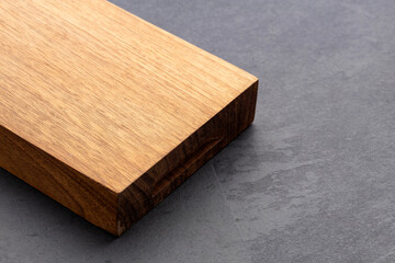 Fototapeta premium This elegant wooden cutting board with a natural finish is perfect for the kitchen, recipes, culinary tools, fresh food, and stock photography.