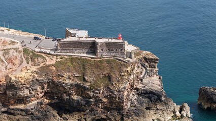 Le fort et le phare de São Miguel Arcanjo sur la falaise de Nazaré, Portugal © From The Sky
