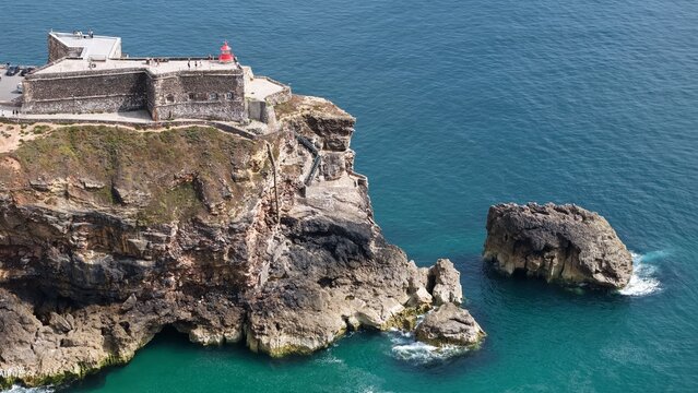 defaultLe phare de Nazar&eacute; au sommet de la falaise face &agrave; l'oc&eacute;an Atlantique, Portugal