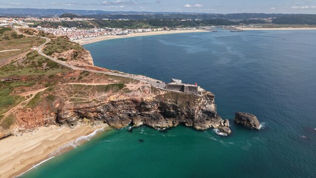 Vue a&eacute;rienne de la c&ocirc;te de Nazar&eacute; avec la plage et le promontoire, Portugal