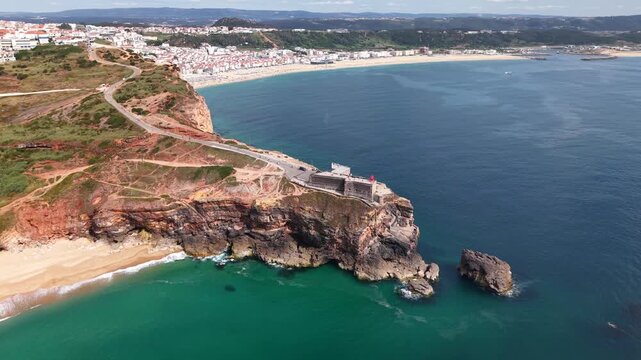 Vue a&eacute;rienne du fort de Nazar&eacute; sur la falaise avec la baie et la plage, Portugal