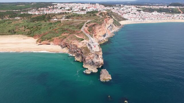Vue a&eacute;rienne de la c&ocirc;te de Nazar&eacute; avec la ville en arri&egrave;re-plan, Portugal