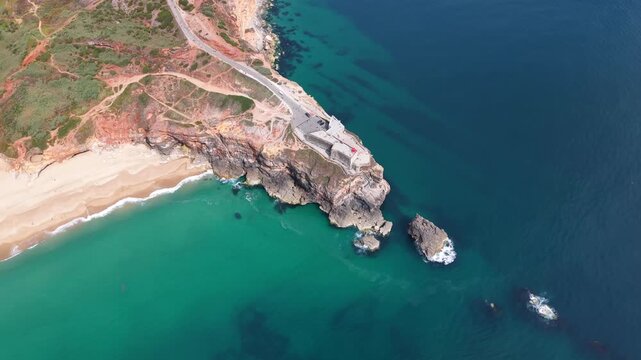 Vue a&eacute;rienne du promontoire rocheux de Nazar&eacute; et de l'oc&eacute;an turquoise, Portugal