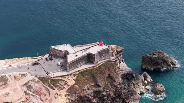 Le Fort de S&atilde;o Miguel Arcanjo et son phare sur la falaise de Nazar&eacute;, Portugal
