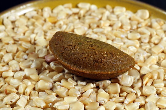Cornmeal mush pastry served on ears of corn of various colors.