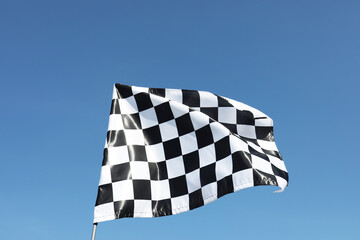 Obraz premium One checkered flag against blue sky outdoors