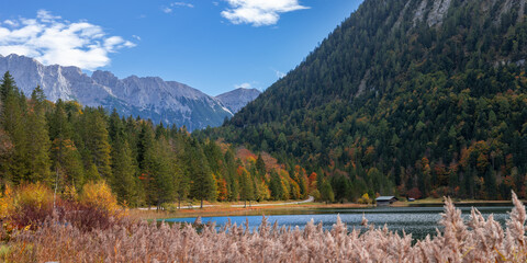 Naklejka premium Ferchensee lake in Bavarian Alps during autumn colors