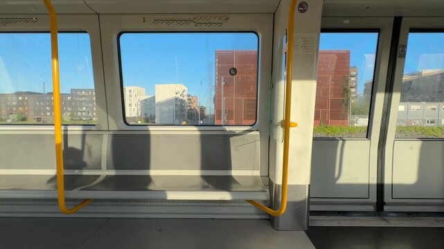 デンマーク｜晴れた日の電車