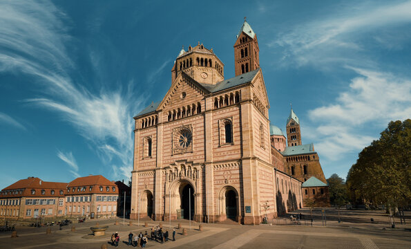 Der Dom in Speyer, weltbekannte Kathedrale. Die Frontseite mit blauem Himmel und unkenntlichen Touristen