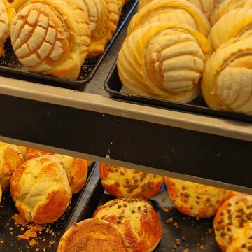 Assortment of sweet bread on service counter in local business.Surtido de pan dulce sobre mostrador de servicio en negocio local.(3)