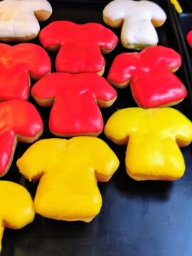 Colorful t-shirt shaped cookies to accompany the Independence Day celebrations.Galletas en forma de playeras de colores para acompa&ntilde;ar en los festejos de la independencia.(26).