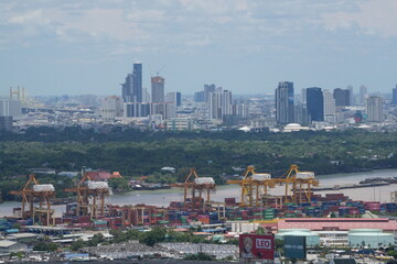 Obraz premium An industrial port with tanks along the river spreading along the riverside industrial zone on the outskirts of Bangkok in Thailand, perfect for editorial and commercial use.